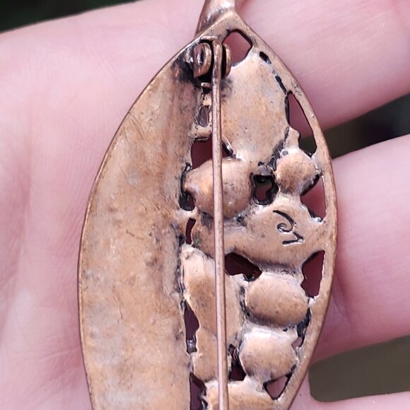 Vintage Liz Claiborne Brass Tone Leaf Brooch with Rhinestones & Resin Details - Picture 10 of 11